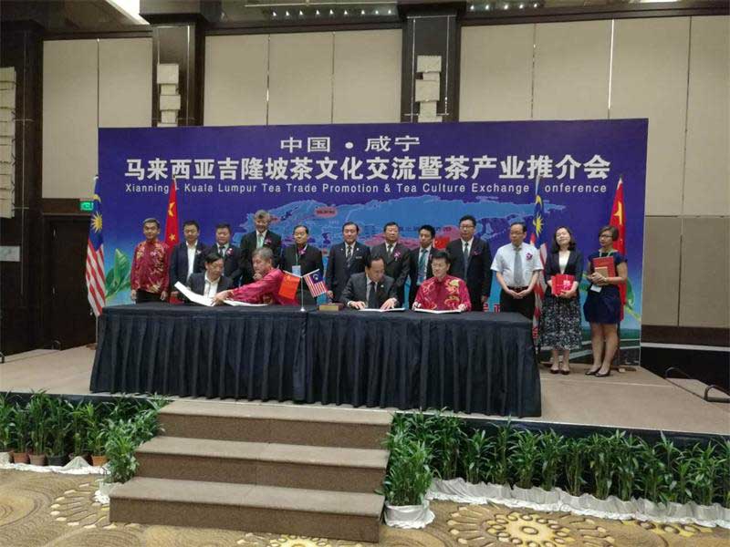 湖(hú)北(běi)洞莊茶業(yè)公司與馬來(lái)西(xī)亞茶商簽訂合作(zuò)協議(yì)