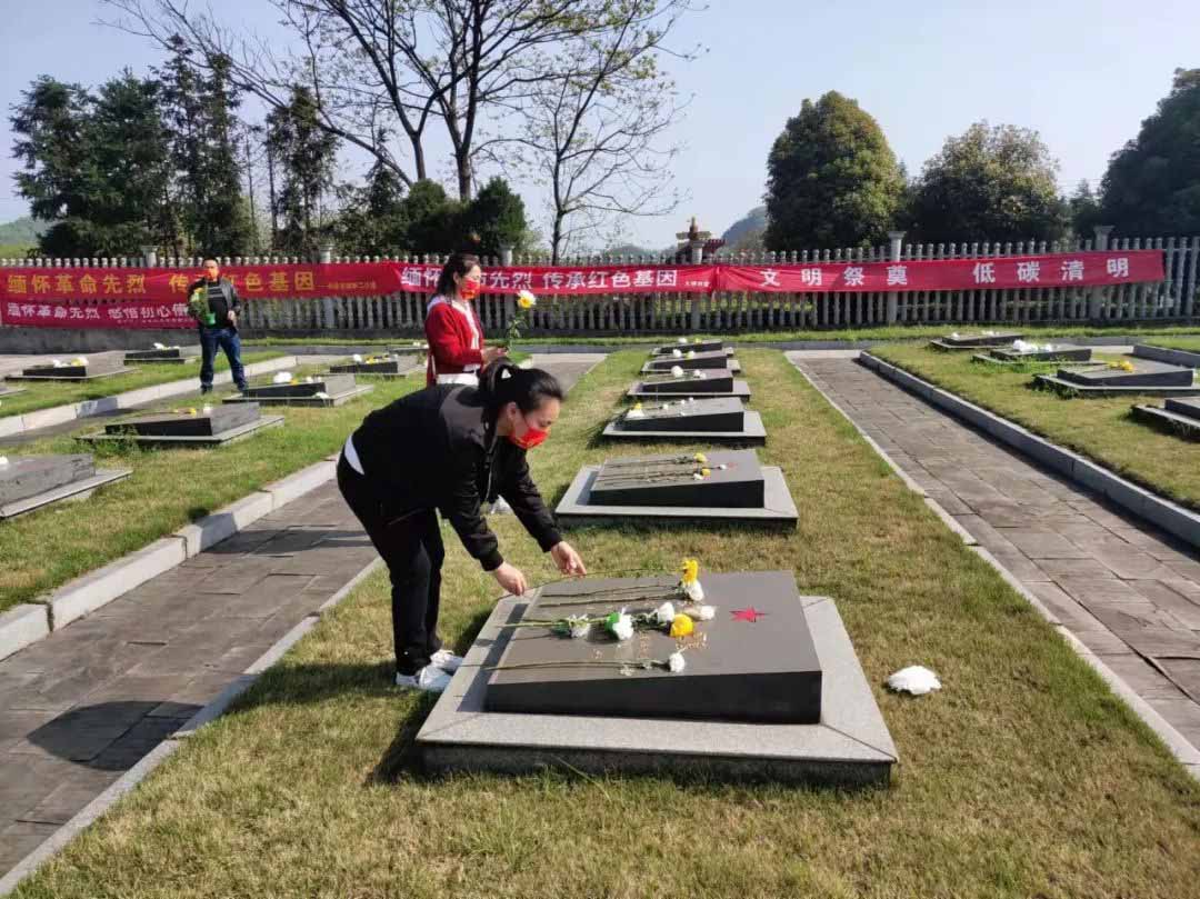 緬懷革命先烈  傳承紅(hóng)色精神 洞莊茶業(yè)舉行(xíng)羊樓洞烈士陵園祭奠活動
